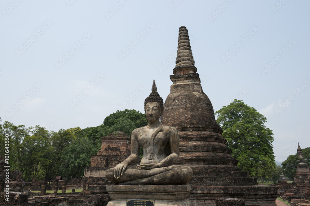 Gran buda de piedra y stupa budista en el Parque arqueológico de Sukhothai, Tailandia 