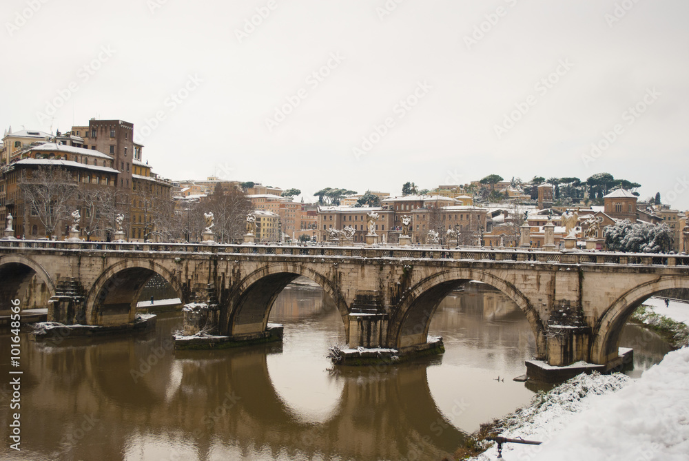 Vista del Ponte Sant'Angelo a Roma sotto la neve