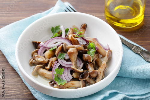 mushrooms salad with onion