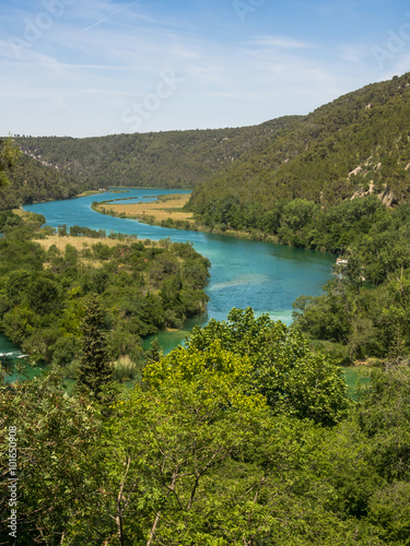 Luftaufnahme des Flusses Krka im Krka Nationalpark in Kroatien © kama71