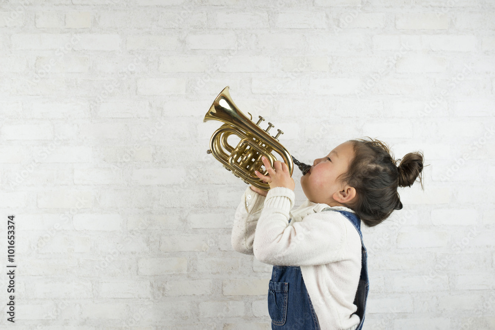 トランペットを演奏する女の子 Stock 写真 Adobe Stock