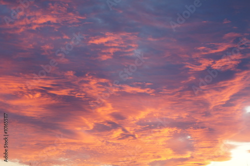 Ciel coloré au coucher du soleil © Laurie