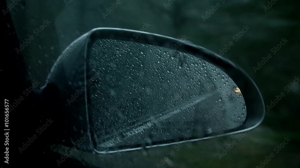 Außenspiegel im Regen