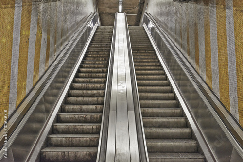 Fototapeta Naklejka Na Ścianę i Meble -  Dirty and grungy escalator from Brussels subway