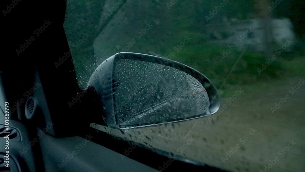 Außenspiegel im Regen