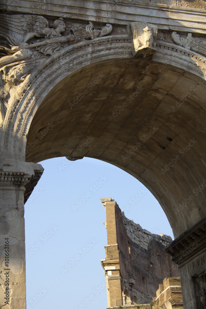 Obraz premium Roman Colosseum seen through the Arch of Constantine in Rome, Lazio, Italy.
