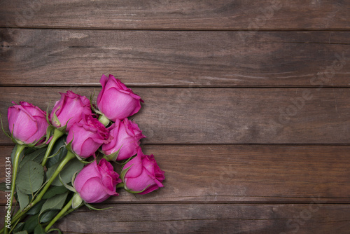 Fototapeta Naklejka Na Ścianę i Meble -  beautiful fresh roses on wooden background