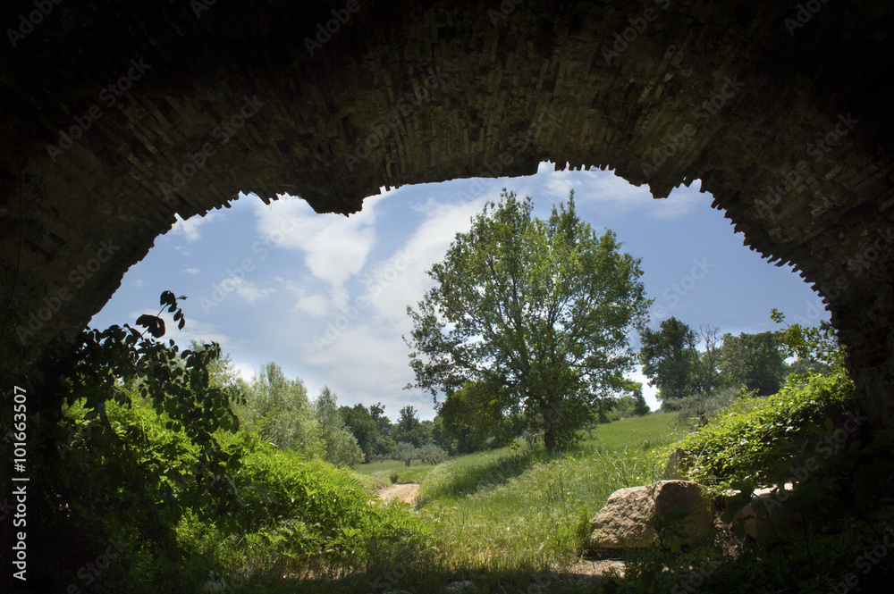 Φωτογραφία Arch in the ruins of the Roman built Chianche Bridge in Buonalbergo, Campania, Italy