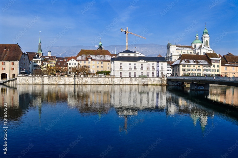 Schweizer Stadt Solothurn im Winter, am Fluss Aare, mit Altstadt und Fischergasse. Rechts Kreuzackerbrücke und St. Ursen Kathedrale 