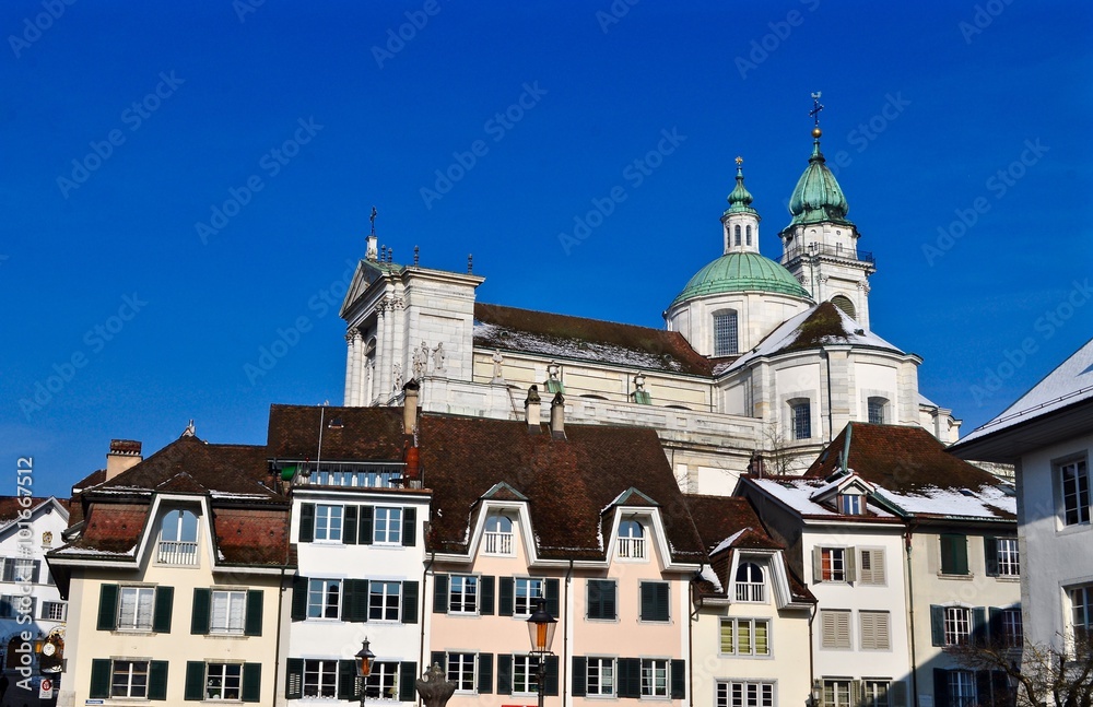 Stadt Solothurn - Altstadt am Klosterplatz mit St. Ursen Kathedrale im Hintergrund blauer Himmel.