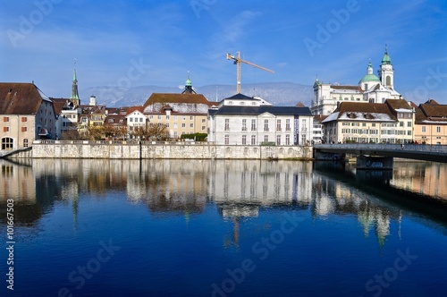 Schweizer Stadt Solothurn im Winter, am Fluss Aare, mit Altstadt und Fischergasse. Rechts Kreuzackerbrücke und St. Ursen Kathedrale 