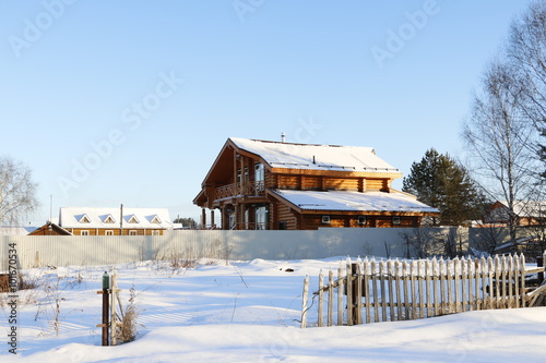 Деревенский дом в снегу зимним днем