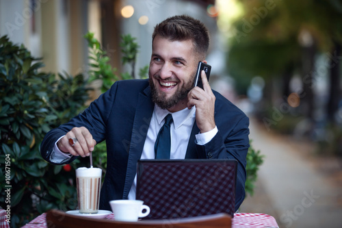 Erfolgreicher Geschäftsmann bei Kaffeepause  photo