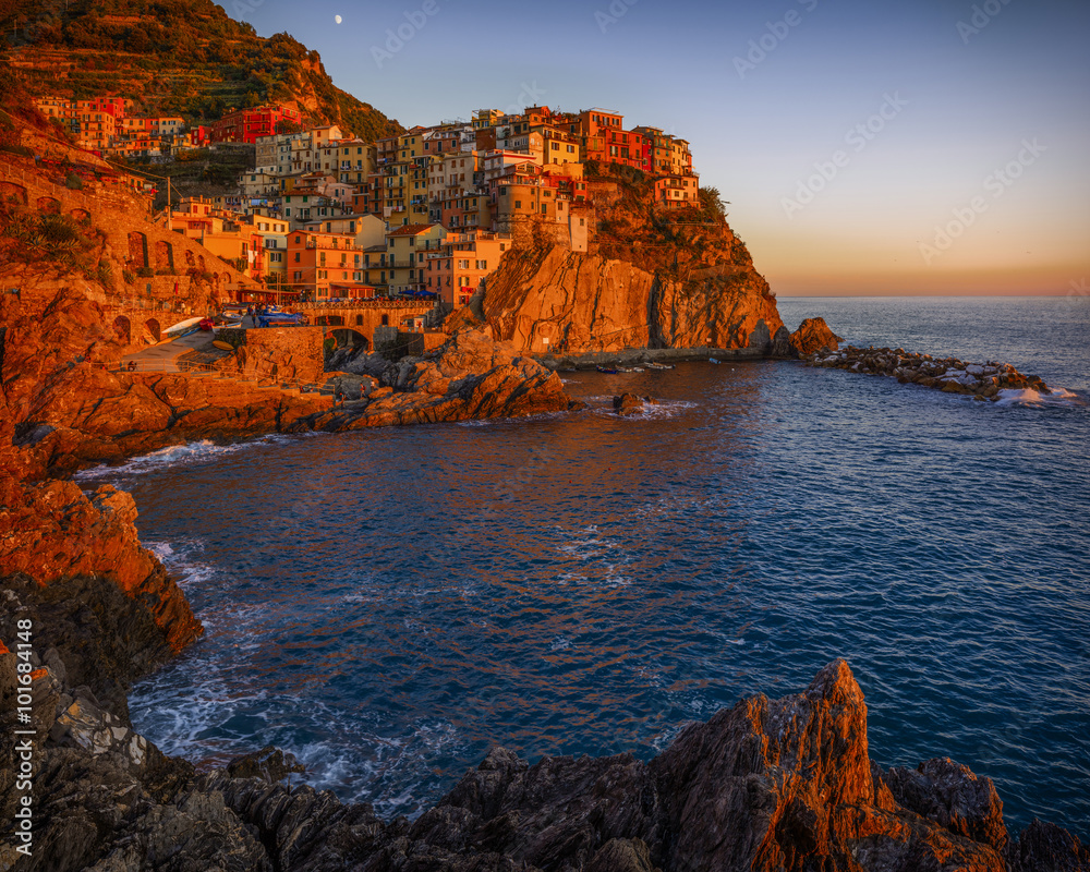 Φωτογραφία Warm sunset light over Manarola, one of the five villages forming Cinque Terre,