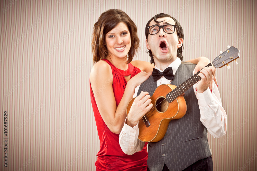 Φωτογραφία nerd boyfriend man in love with beautiful woman play a serenade song with ukulel