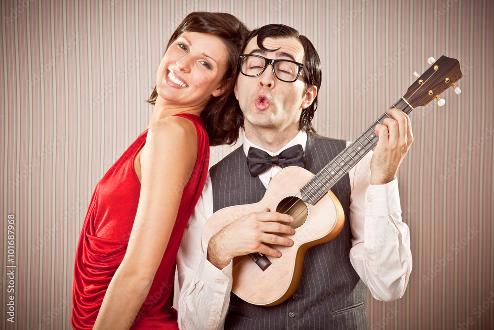 Φωτογραφία nerd boyfriend man in love with beautiful woman play a serenade song with ukulel