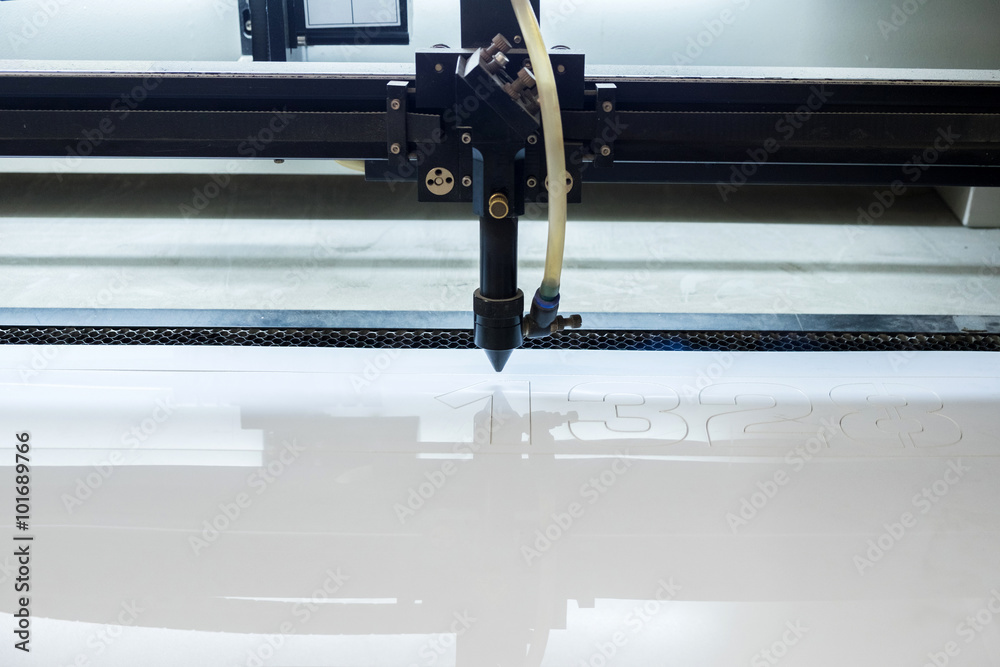 Fotografie cutting machine carving patterns on the plastic plate