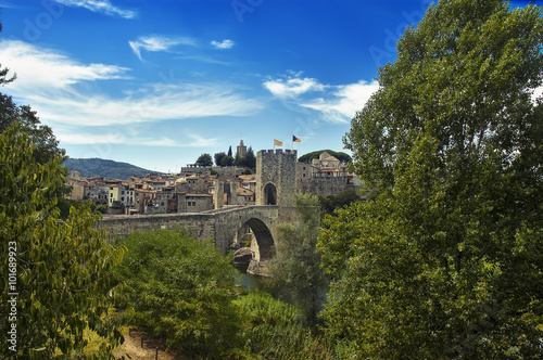 Puente Medieval de Besalú en Gerona (España) photo