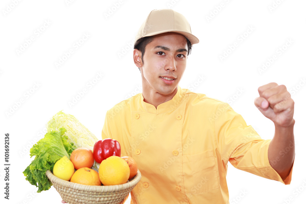 果物と野菜を持つ笑顔の男性 果物と野菜を持つ笑顔の男性