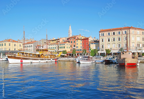 im Hafen des beliebten Touristenortes Rovinj in Istrien an der Adria,Kroatien  © travelpeter
