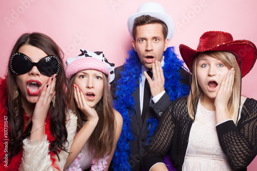 Freunde machen Foto vor Fotobox