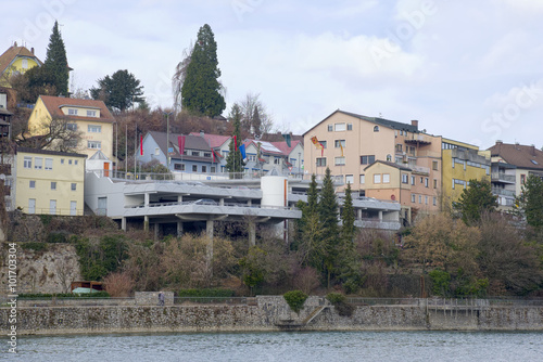 Parkhaus im Hügel am Fluss photo