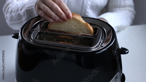 toast bread in toaster