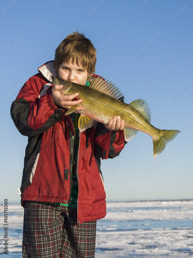 Fotografie Boy kissing a large Walleye