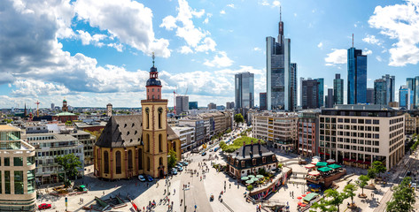 Fototapete Europa Frankfurt Bankenviertel mit Wolkenkratzern  © Sergii Figurnyi