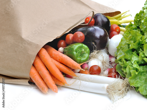 Canvastavla sac en papier  de légumes en vrac sur fond blanc