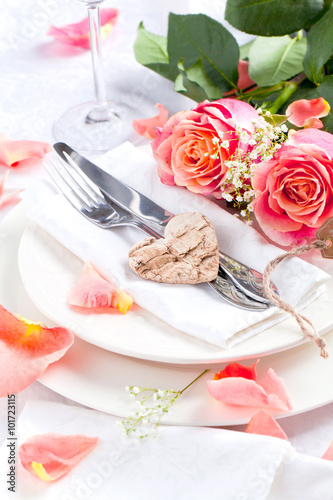 Feierlich gedeckter Tisch mit Rosen