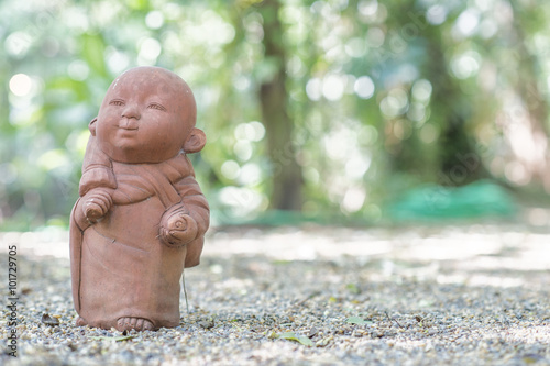 Φωτογραφία Statue neophyte was walking on stone flooring with a background bokeh