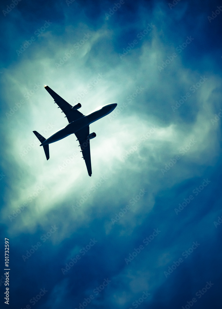 Naklejka premium Airplane in down emotional sky