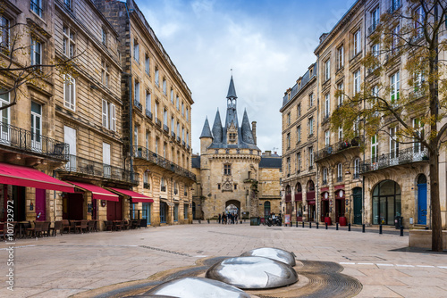 Place du palais et porte Cailhau à Bordeaux