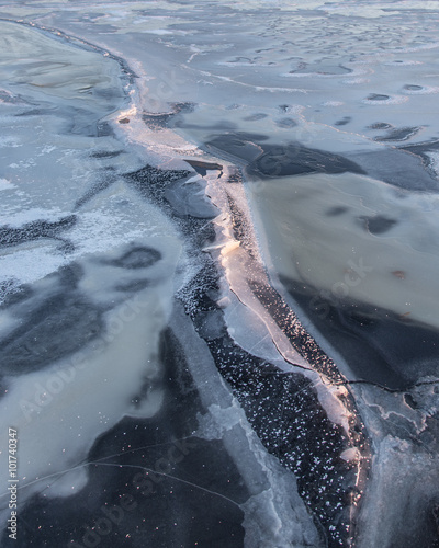 Crack forming on the very thin Ice of big Lake Butte des Morts.