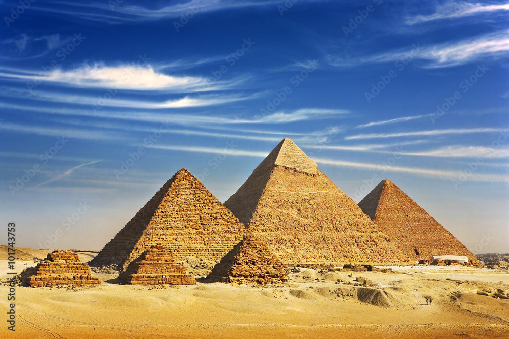 Fototapeta premium Egipt. Kair - Giza. Ogólny widok piramid z płaskowyżu Giza (na 3 piramidach z przodu, znanych jako piramidy Queens); następny: Piramida Mykerinosa, Chephren i Cheops)