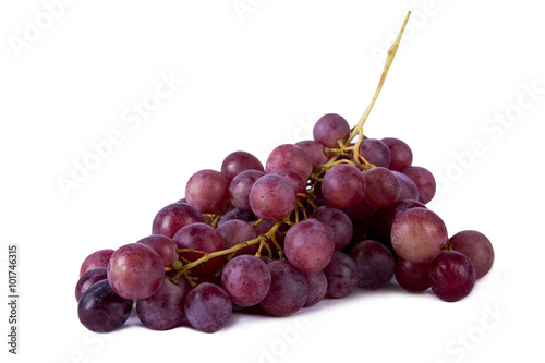 Czerwone winogrono na białym tle