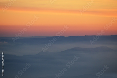 coucher de soleil en montagne dans la brume © pixarno