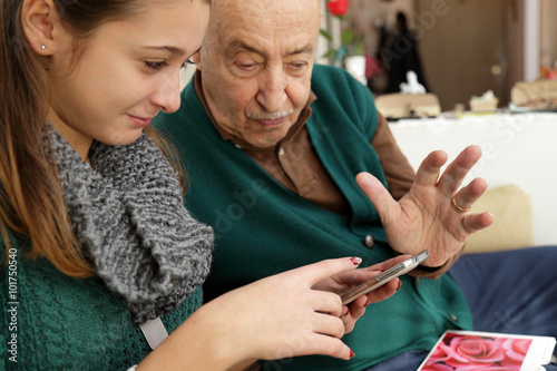 Foto Insegnare ai nonni l'uso dello smartphone #4