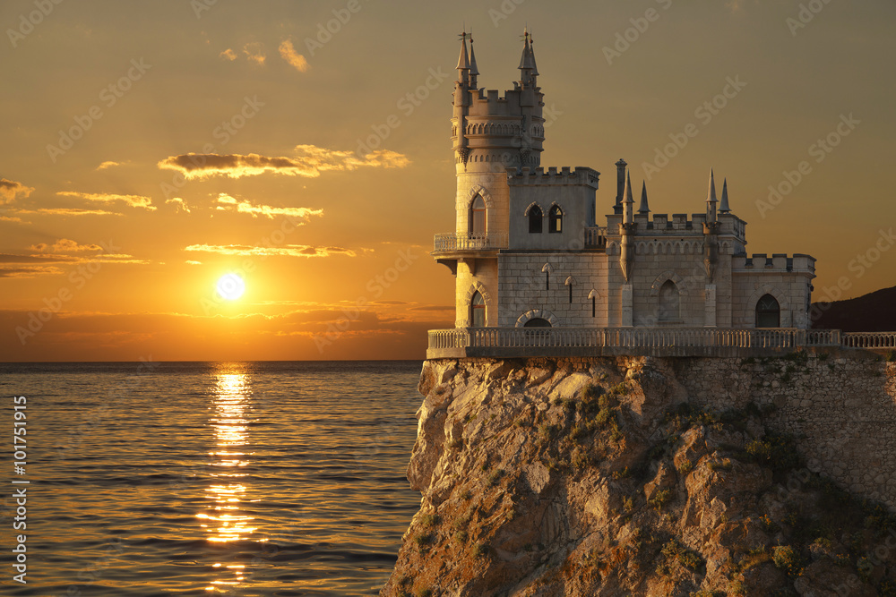 Εκτύπωση καμβά Swallow's Nest castle on the rock over the Black Sea on the sunset