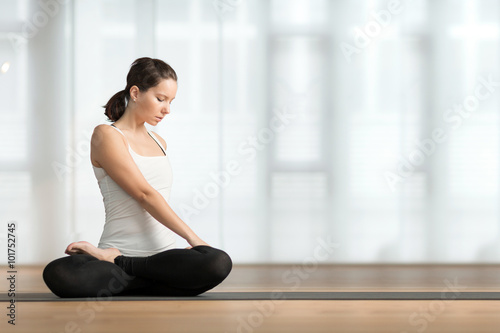 Junge Frau macht Yoga am Boden