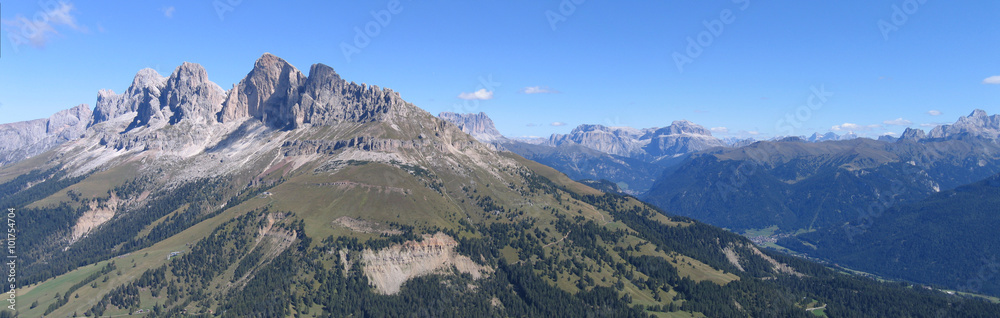 Grandioser Panoramablick in den Dolomiten auf Rosengartengruppe und Sellastock im Hintergrund