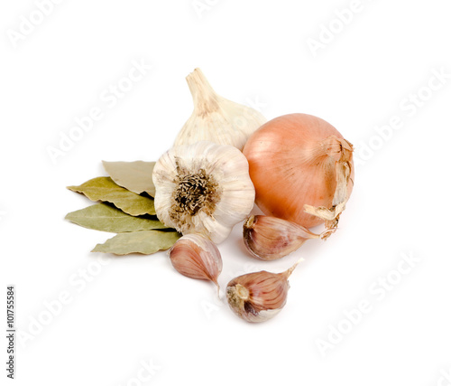 onions and garlic lie on a laurel sheet together with clove