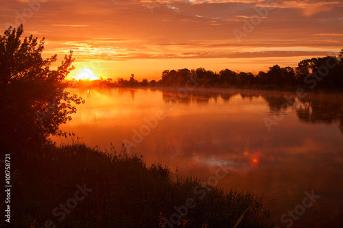 Sonnenaufgang über einem See