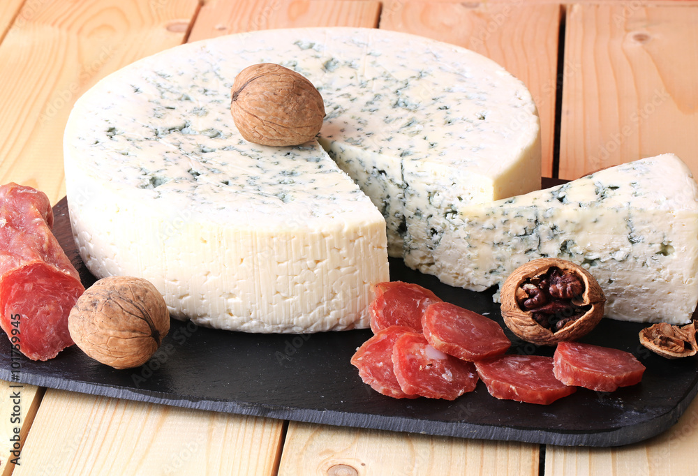 Fototapeta premium appetizer blue cheese walnut summer sausage