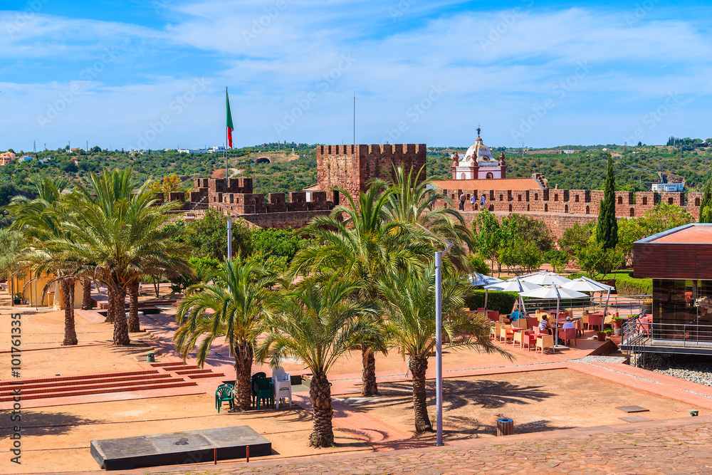 Φωτογραφία Palm trees on square of medieval castle in Silves town, Algarve region, Portugal