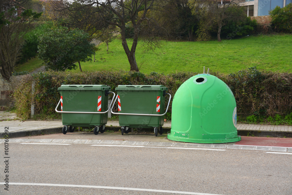 contenedores de basura en la calle Stock Photo | Adobe Stock