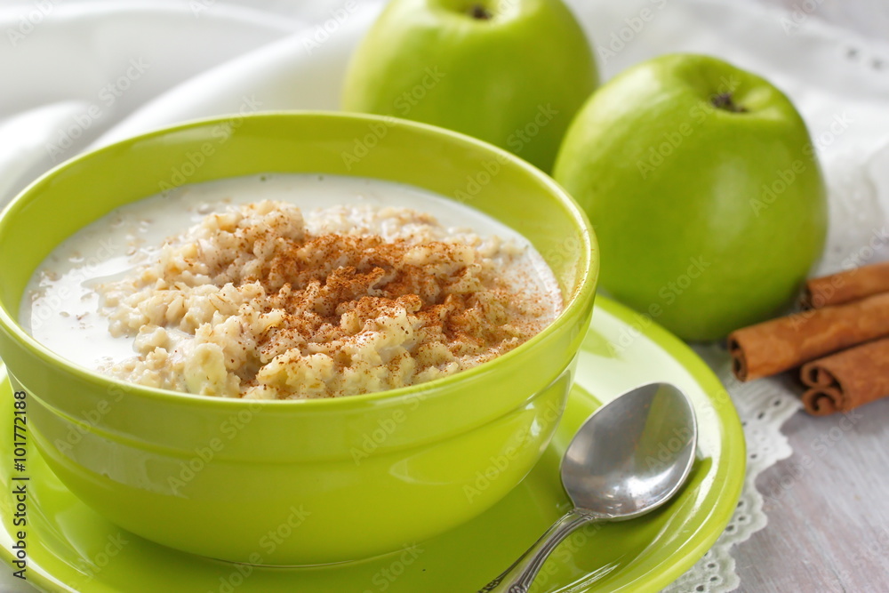 Oatmeal with green apples, nuts and cinnamon Oatmeal with green apples, nuts and cinnamon
