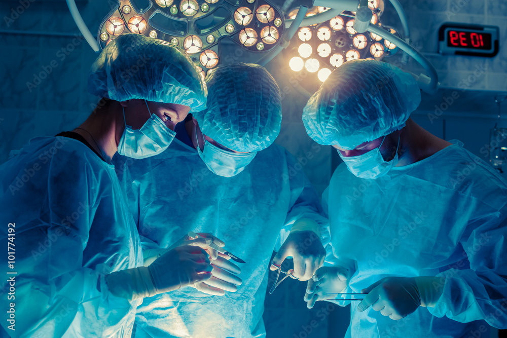 Αυτοκόλλητο Surgeons team working with Monitoring of patient in surgical ope