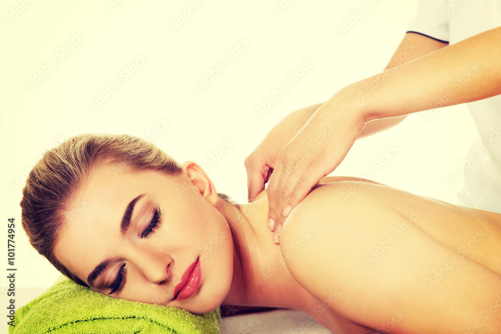 Obraz premium Young woman is being massaged. 